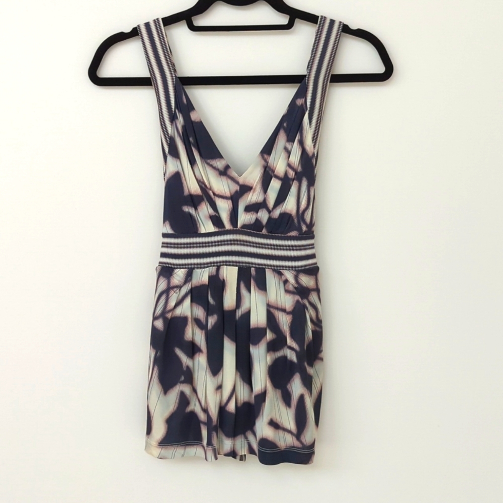 BCBG Max Azria tie back top; Size XXS; Grey print
